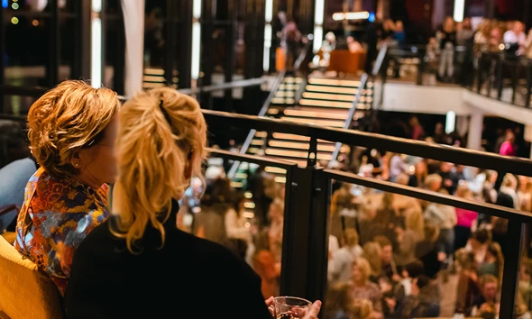 BEWERKT MELEK Foto's Volle Foyer En Stoelen Muze Fotograaf Yasmine Hamouda (4)