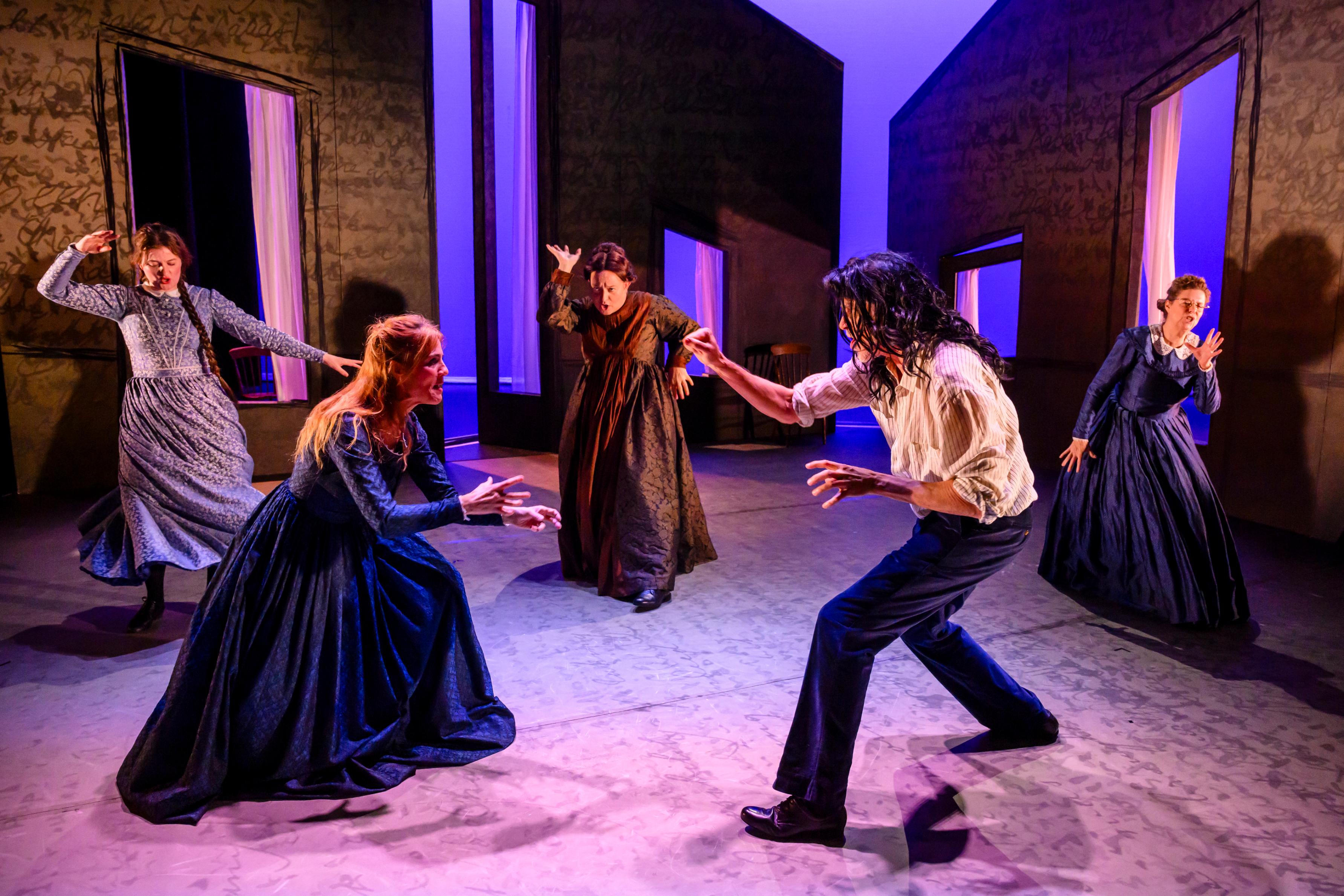 WEB Scenefoto De Onverwoeste Zusters (Leopold) Zaantheater (2)