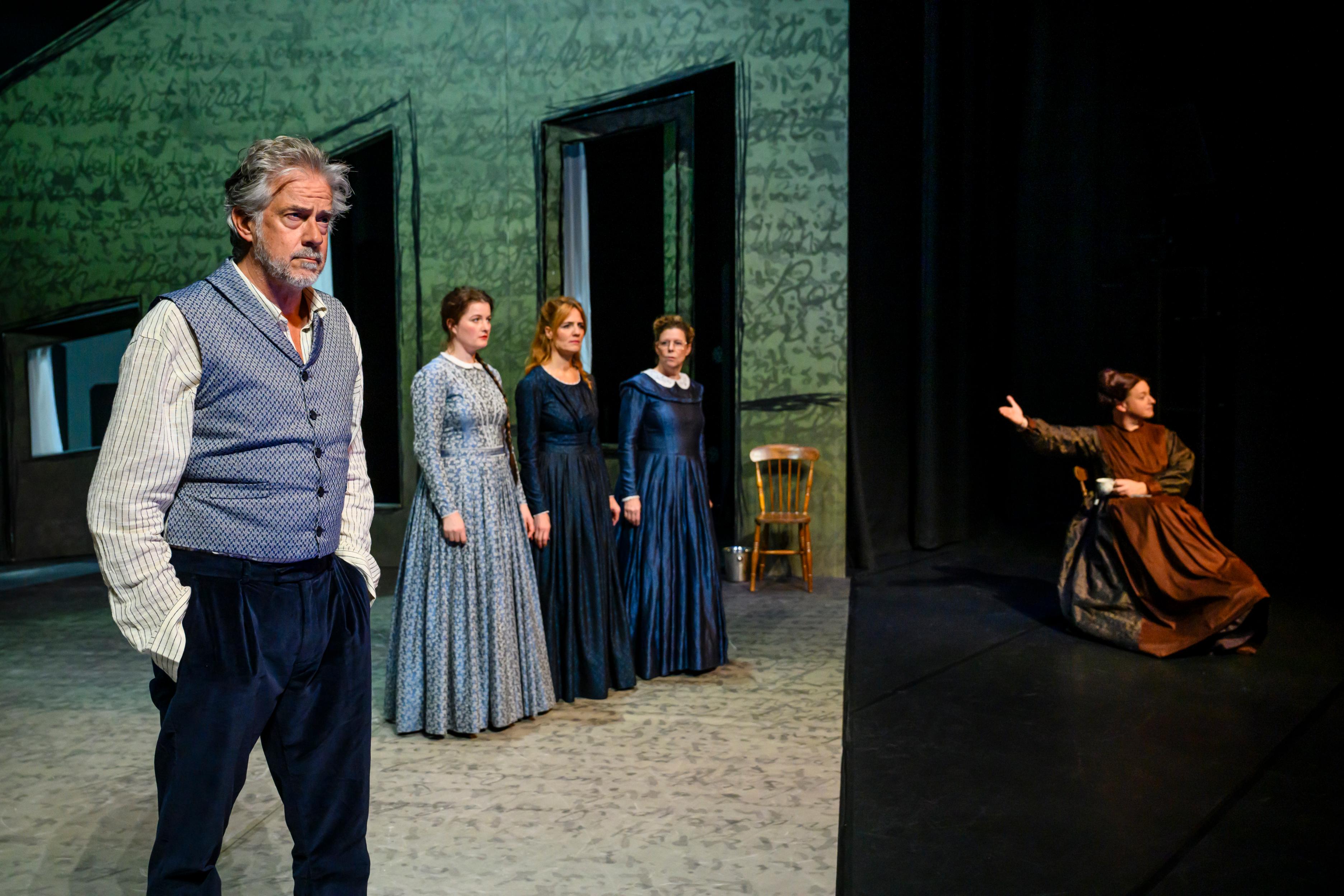 WEB Scenefoto De Onverwoeste Zusters (Leopold) Zaantheater (1)